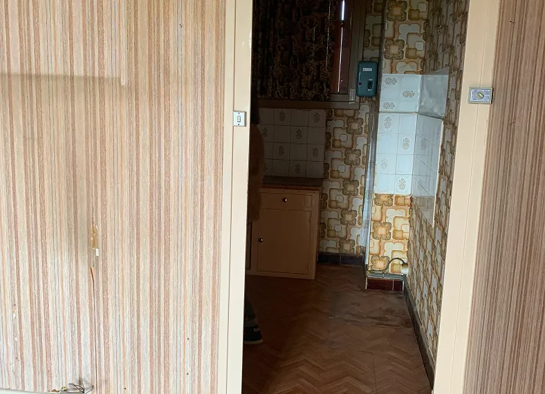 Pièce en travaux avec briques apparentes.