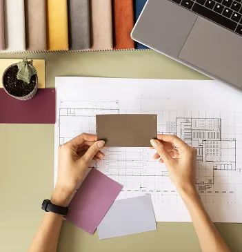 Plan architectural sur bureau avec fournitures.