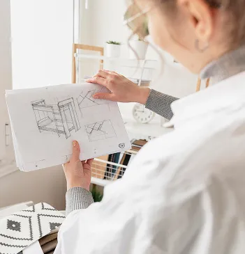 Personne présentant un plan architectural.
