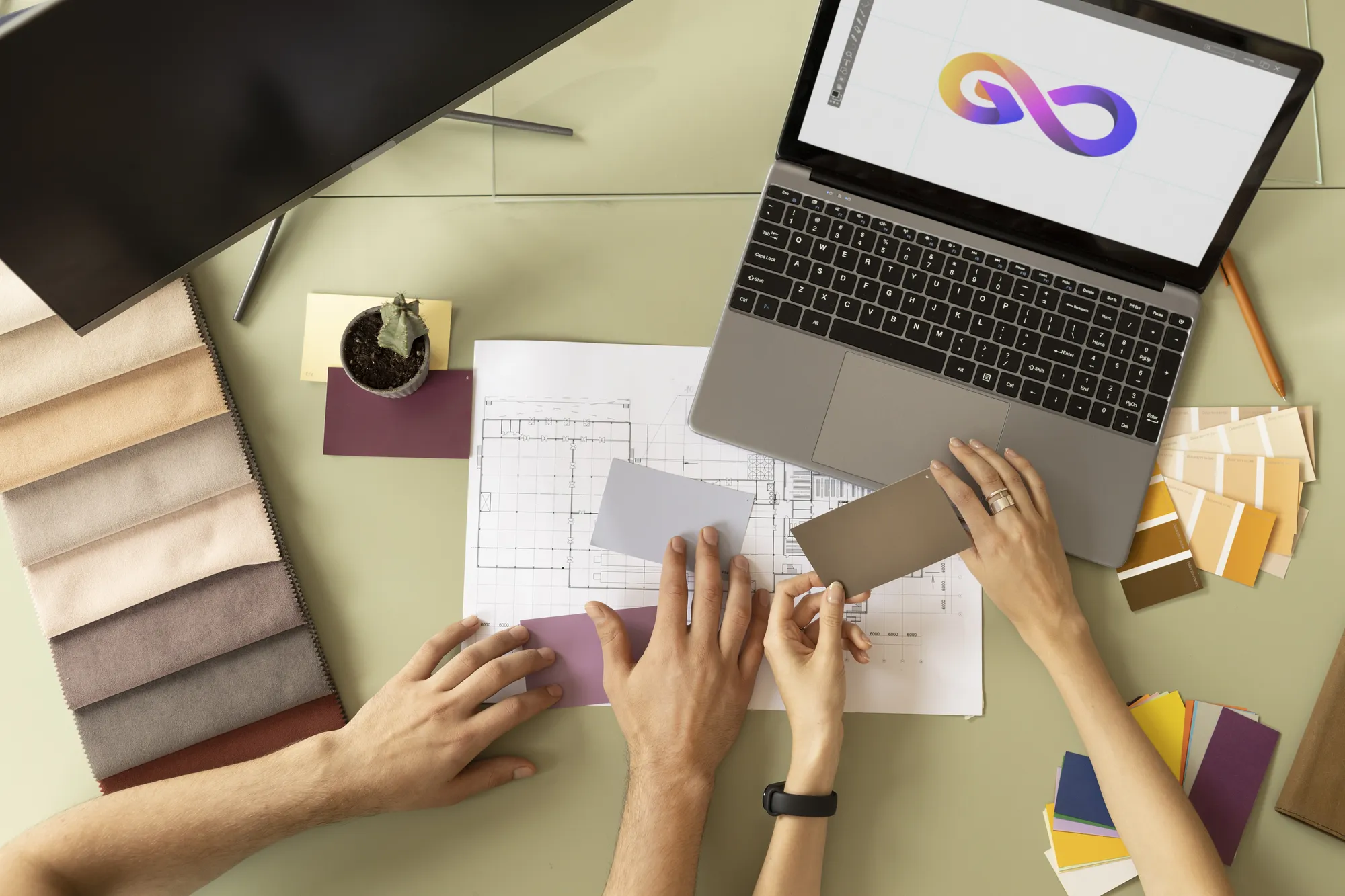 Collaboration autour d’un plan sur ordinateur portable.